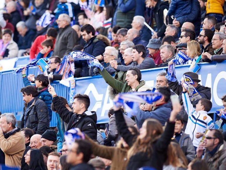 Los aficionados del Real Zaragoza animan al equipo en La Romareda