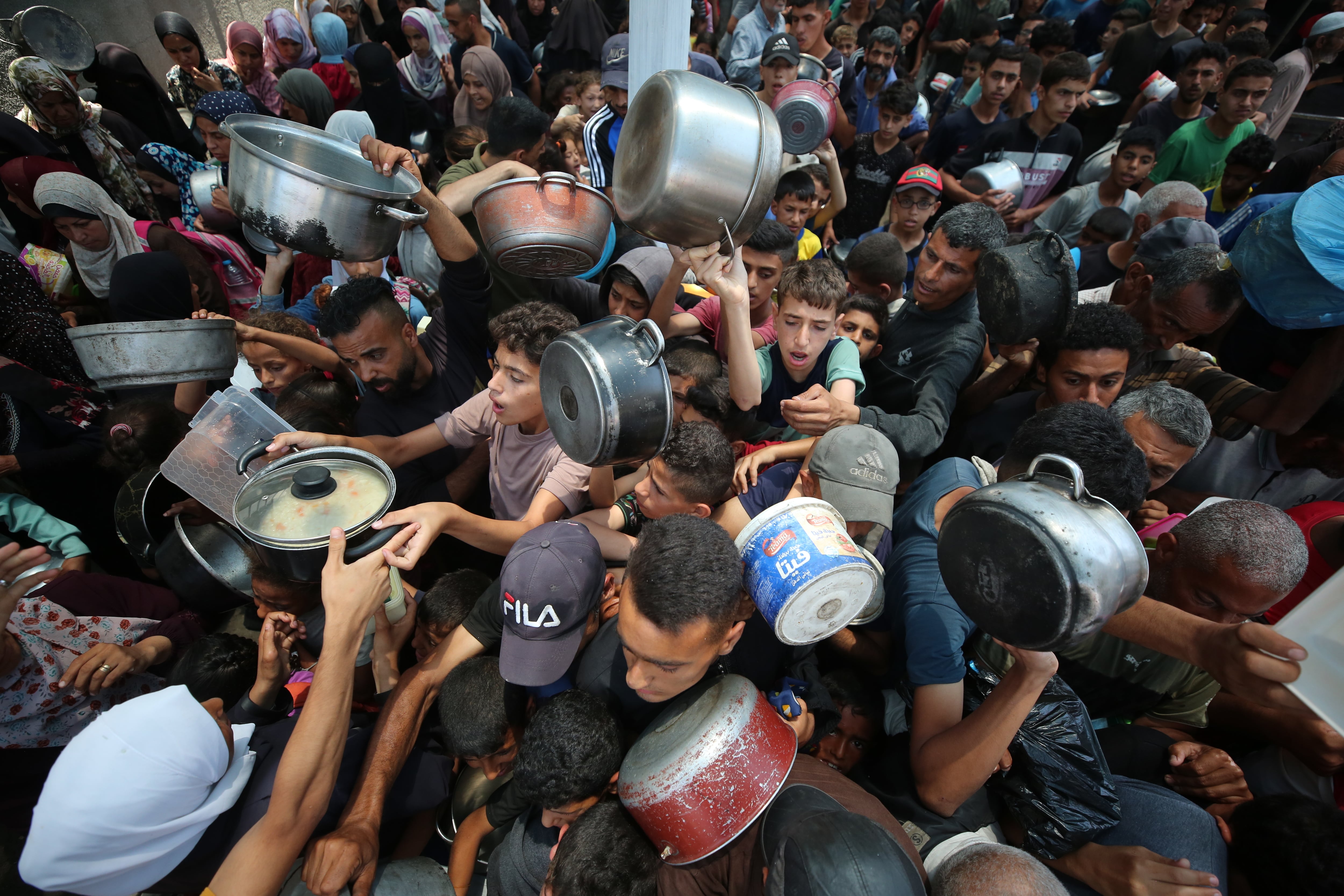 Gazatíes intentan recoger la ayuda humanitaria que llega a la Franja de Gaza