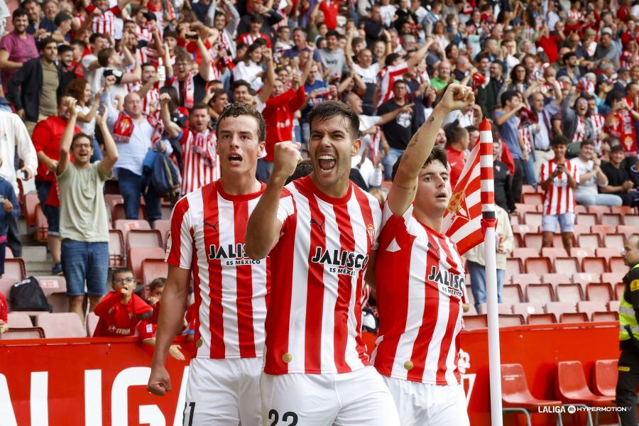 Esteban Lozano, Róber Pier y Queipo celebran el gol de este último, que le dio la victoria al Sporting sobre el Burgos.