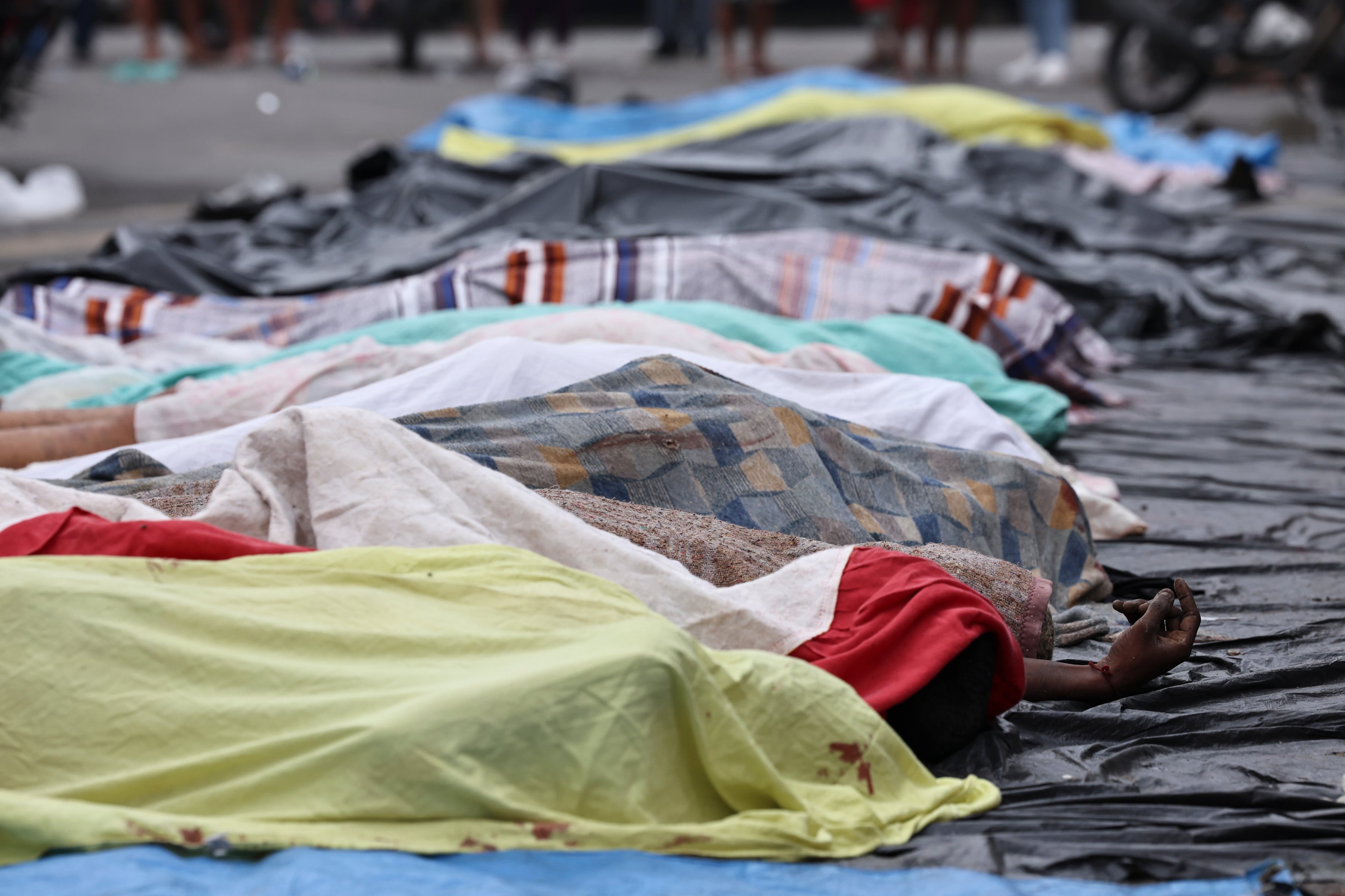 Fotografía de cuerpos sin vida en una calle este miércoles, en Río de Janeiro (Brasil)