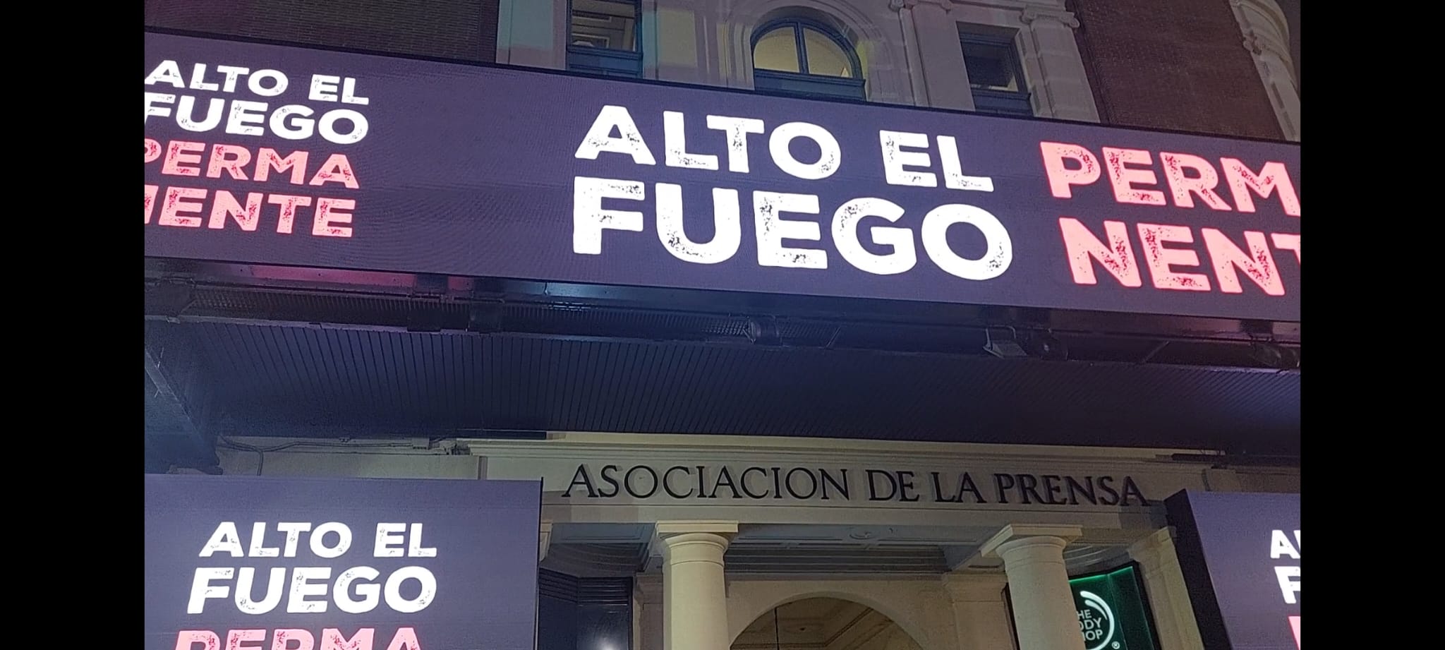 Momento en que una veintena de las principales ONGS de España, pedían en la céntrica Plaza de Callao de Madrid, un alto al fuego definitivo, solicitando a los organismos humanitarios y los líderes mundiales, que trabajen para poner fin a la guerra