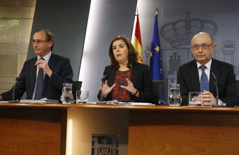 Soraya Sáenz de Santamaría, junto a Cristóbal Montoro y Alfonso Alonso, durante la rueda de prensa posterior al Consejo de Ministros.