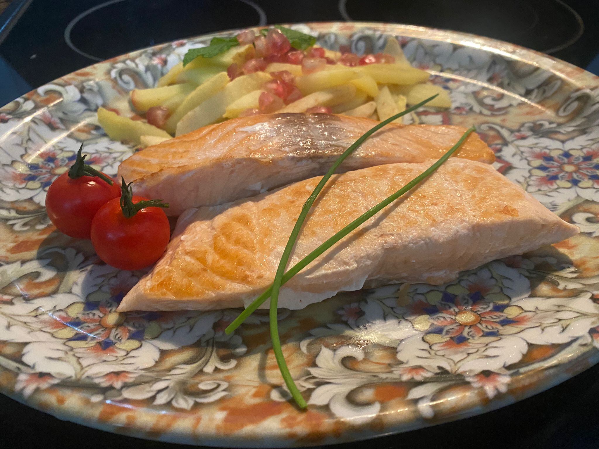 Salmón con manzana roja y granada.