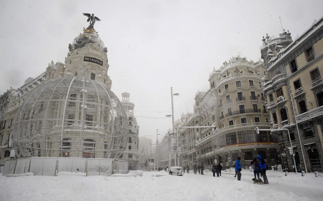 ista de la confluencia entre la calle Alcalá y la Gran Vía de Madrid, este sábado, cubierta de nieve tras el paso de la borrasca Filomena. 