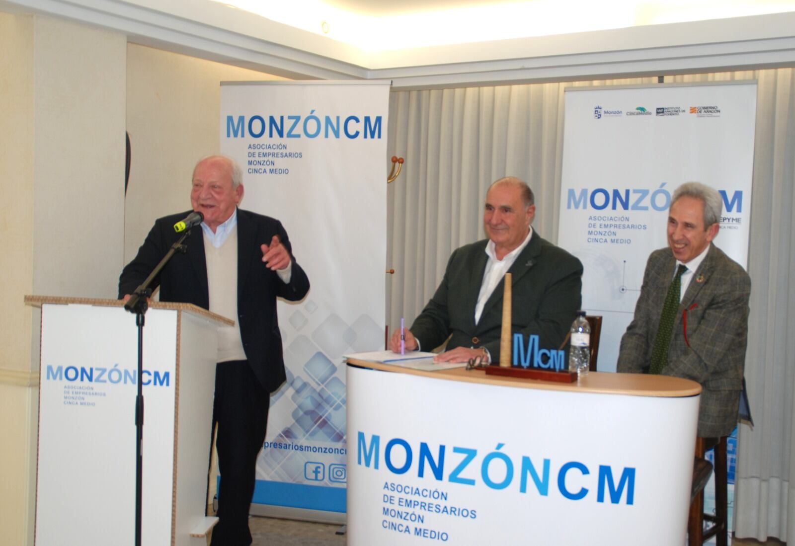 Ángel Mas acompañado en la asamblea por Fernando Luna y Salvador Cored