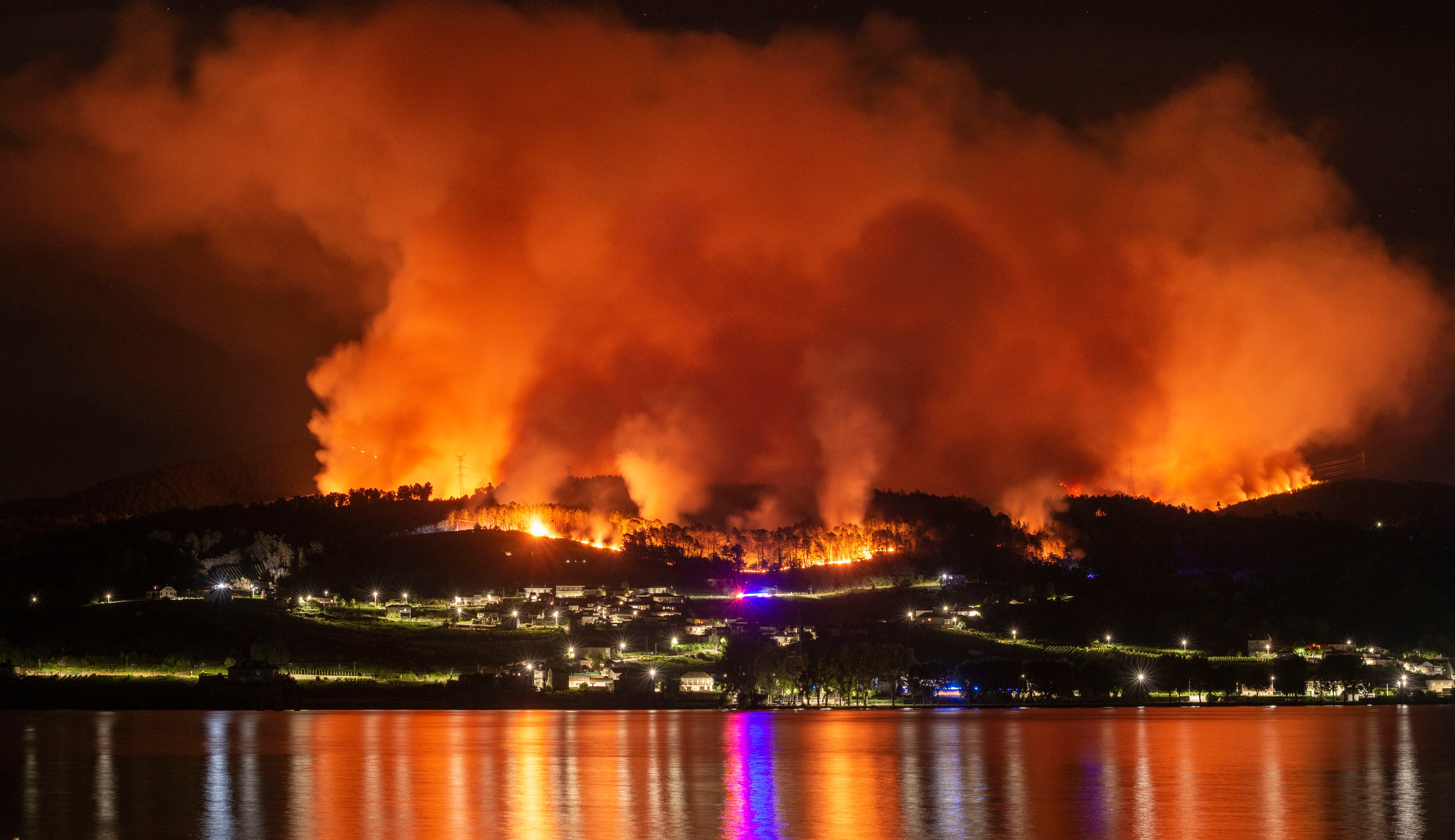 Castrelo de Miño, 28/07/2022.- Imagen del incendio forestal declarado en Castrelo de Miño este miércoles por la tarde. EFE/Brais Lorenzo.