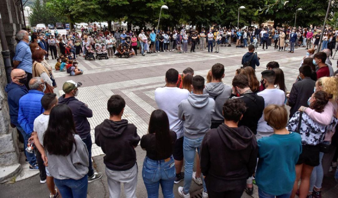 Protesta en Lemoa (localidad del joven) en repulsa de la paliza