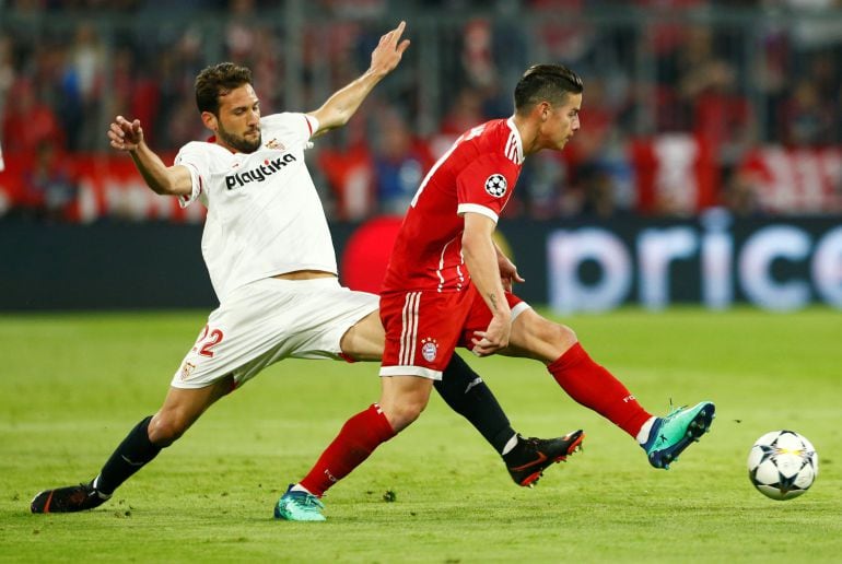 Franco Vázquez intenta quitar la pelota a James Rodríguez