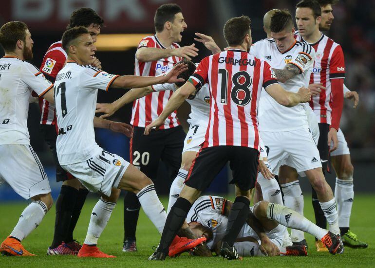 Valencia and Athletic Bilbao players clash during their Spanish first division soccer match at San Mames stadium in Bilbao, April 9, 2015. REUTERS/Vincent West 