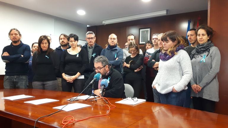 Trabajadores del IEO leyendo un manifiesto que denuncia la situación &quot;agónica&quot; del organismo.