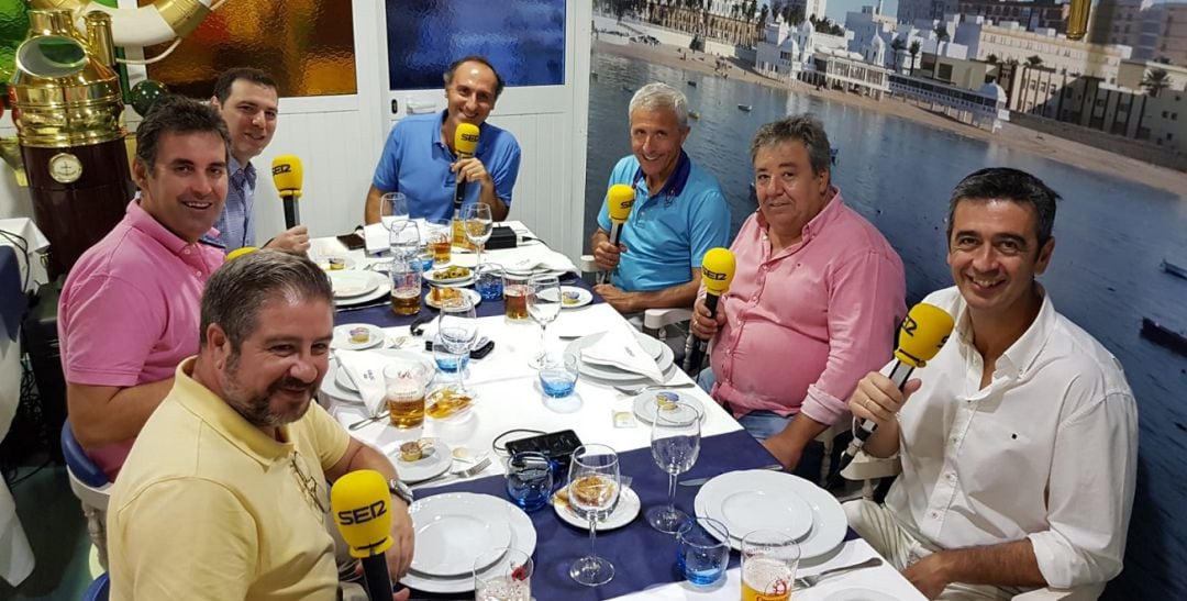 De izquierda a derecha, Fran Ronquillo, Florencio Ordóñez, Samuel Silva, Santiago Ortega, Pablo Blanco, Antonio Sánchez, propietario del Restaurante El Pesquero; y Manolo Aguilar