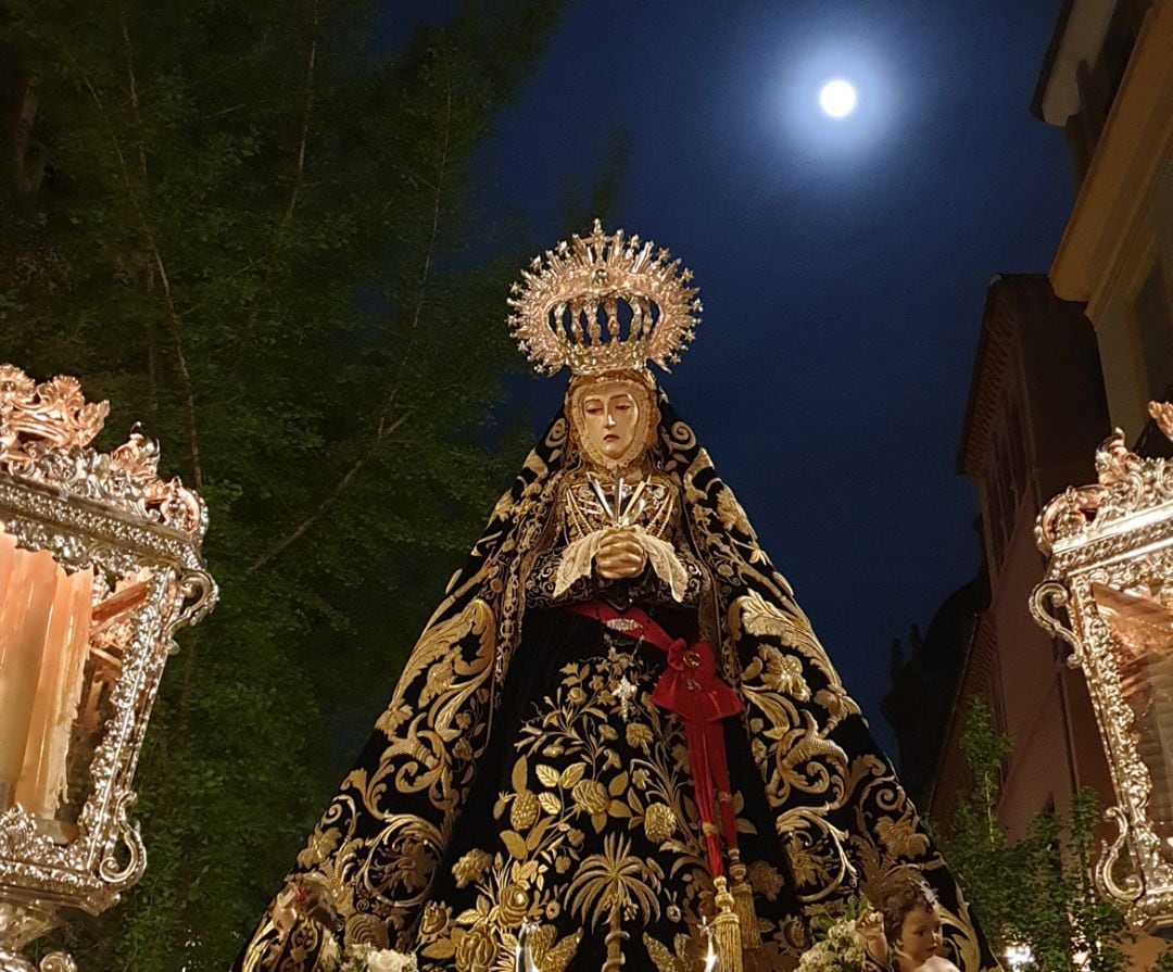 La Virgen de la Soledad, de la hermandad de San Jerónimo, en el Viernes Santo de 2019