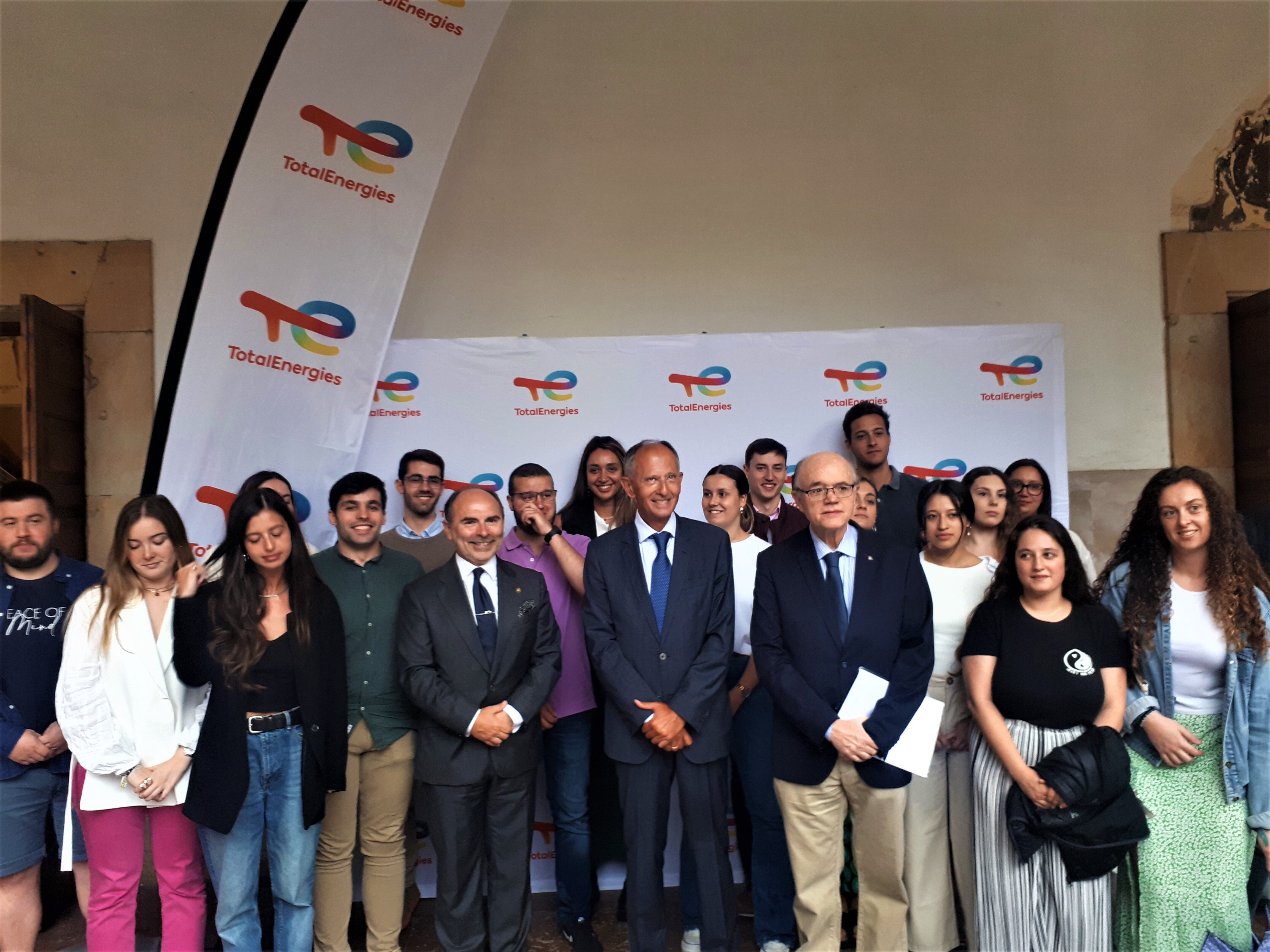 El presidente de TotalEnergies, Javier Sáenz de Jubera, el rector de la Universidad de Oviedo, Ignacio Villaverde, y el vicerrector de Estudiantes, Alfonso López Muñiz, junto a los 32 becarios que se incorporan a la eléctrica