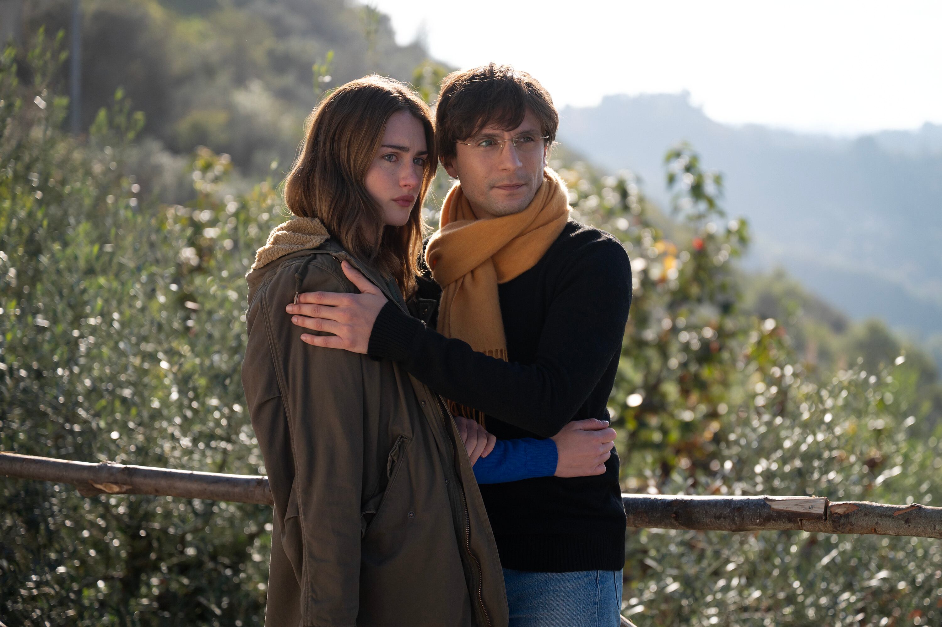 Fotograma de 'Amanda Knox: una historia retorcida' (J.K. Steinberg, 2025), con los protagonistas de la serie. Grace Van Patten interpreta a Knox y el actor italiano Giuseppe De Domenico, a Raffaele Sollecito, el novio de Knox / ANDREA MICONI / CEDIDA