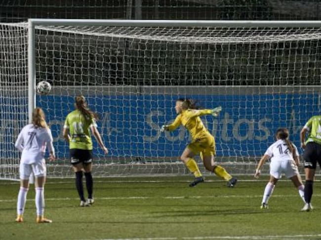 Momento del gol de Lorena Navarro, del Real Madrid, ante el Santa Teresa.