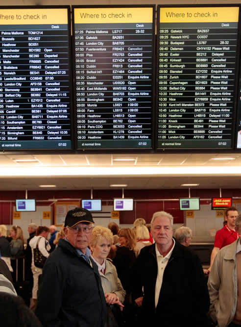 Pasajeros esperan en el aeropuerto escocés de Edimburgo