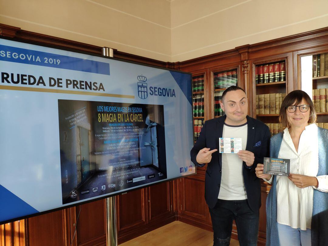 Héctor Sansegundo junto a la concejala de cultura del Ayuntamiento de Segovia, Gina Aguiar, durante la presentación de la programación del ciclo de magia en La Cárcel