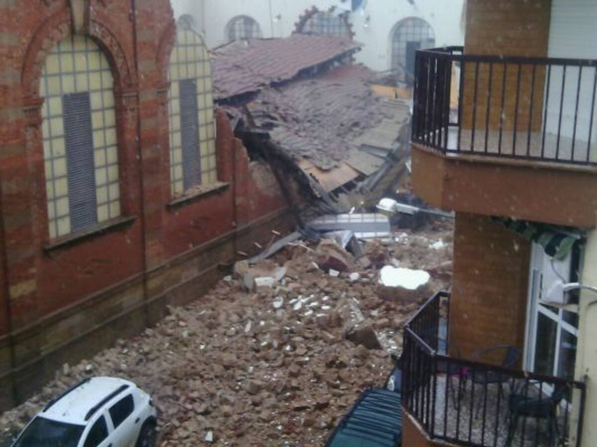 Se derrumba el mercado de abastos de Linares a causa del temporal