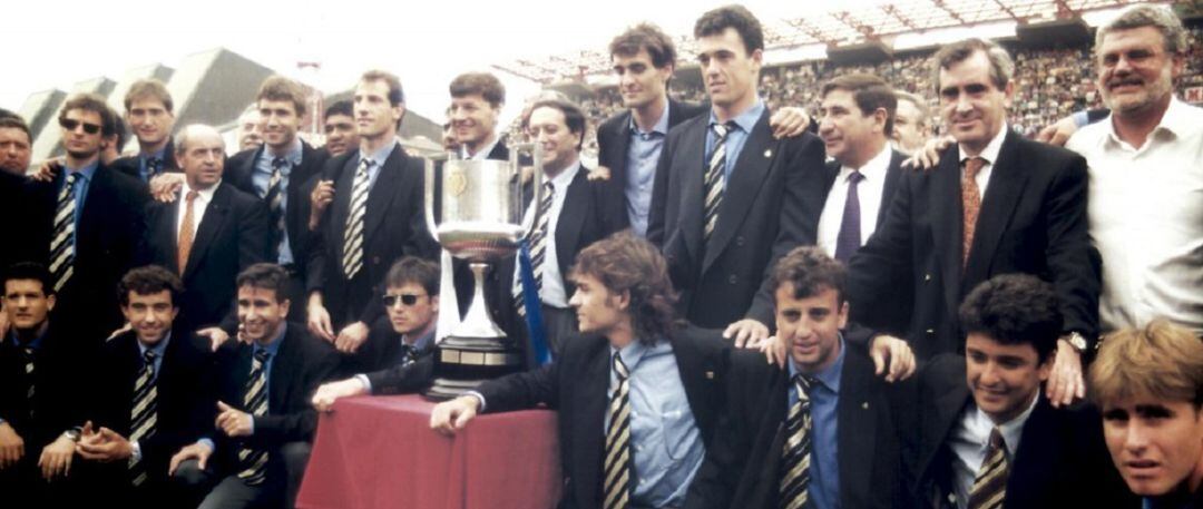 El equipo posa con la Copa del Rey 1995