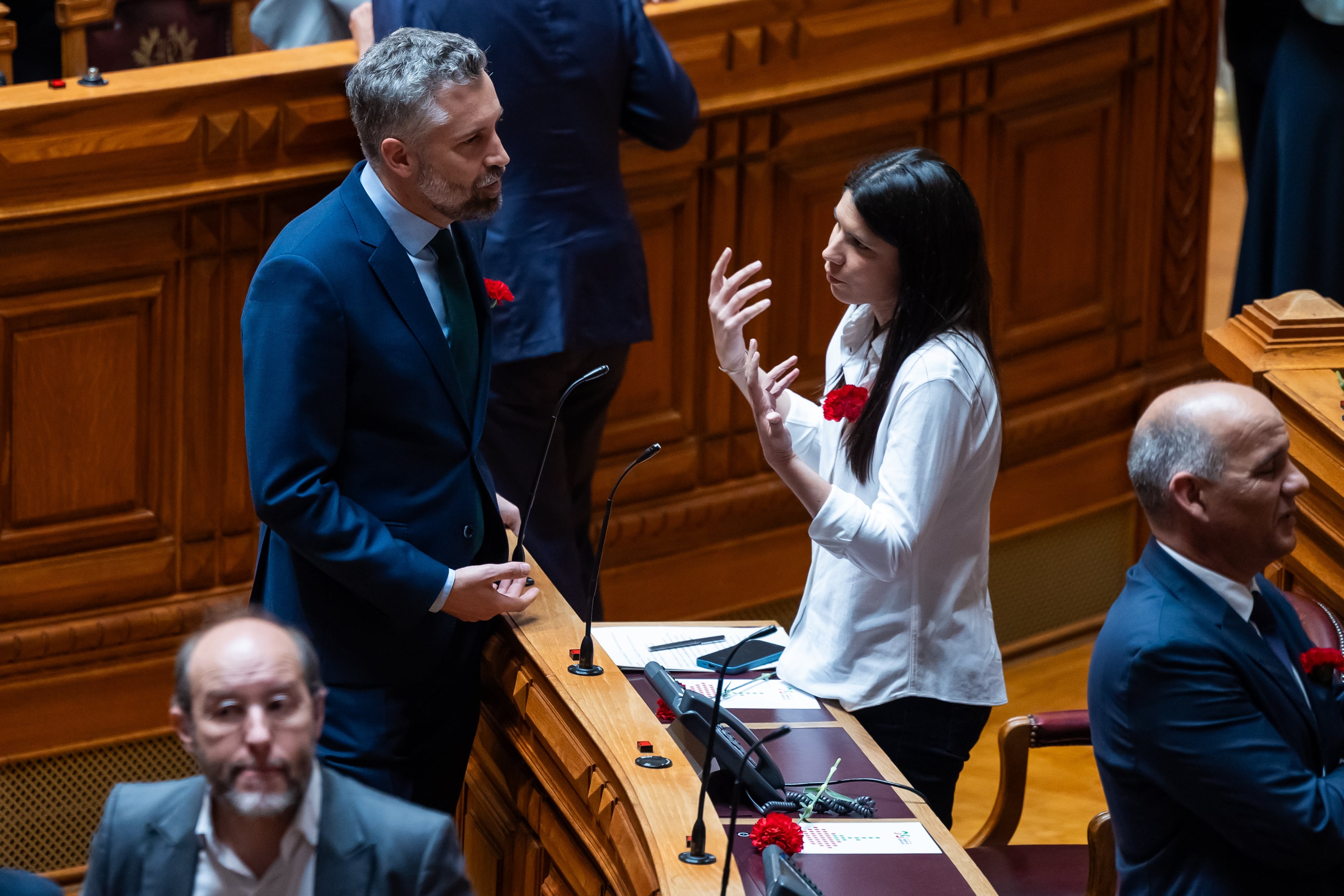 Lisbon (Portugal), 25/04/2024.- Portuguese Socialist Party (PS) leader Pedro Nuno Santos (L) chats with the leader of the Left Block (BE) Mariana Mortagua (R) during the Carnation Revolution&#039;s 50th anniversary solemn commemorative session, at the Portuguese parliament in Lisbon, Portugal, 25 April 2024. Portugal celebrates the 50th anniversary of the Carnation Revolution that ended the authoritarian regime of Estado Novo (New State) that ruled the country between 1926 to 1974. (Lisboa) EFE/EPA/JOSE SENA GOULAO
