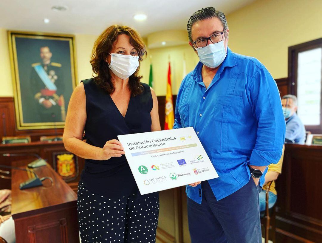 Cristina Los Arcos y José Antonio Muñoz Rangel en la entrega de las placas acreditativas de QUANTICA.