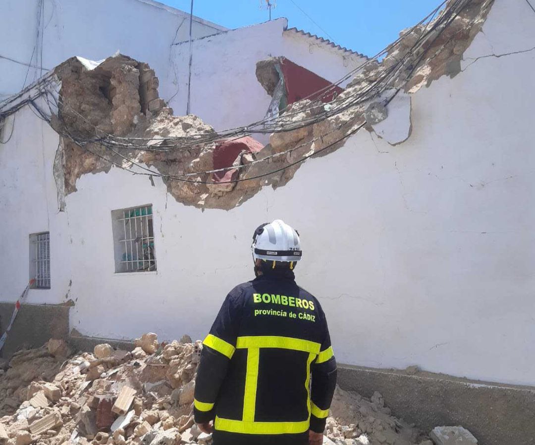 Un bombero observa el estado en el que ha quedado la vivienda tras la explosión