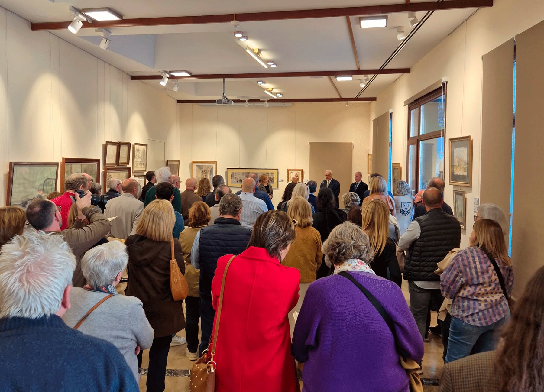 Numerosos asistentes han acudido a la inauguración de la muestra de Mila Santonja