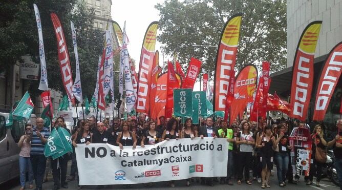 Milers de treballadors de Catalunya Banc es manifesten pel centre de Barcelona