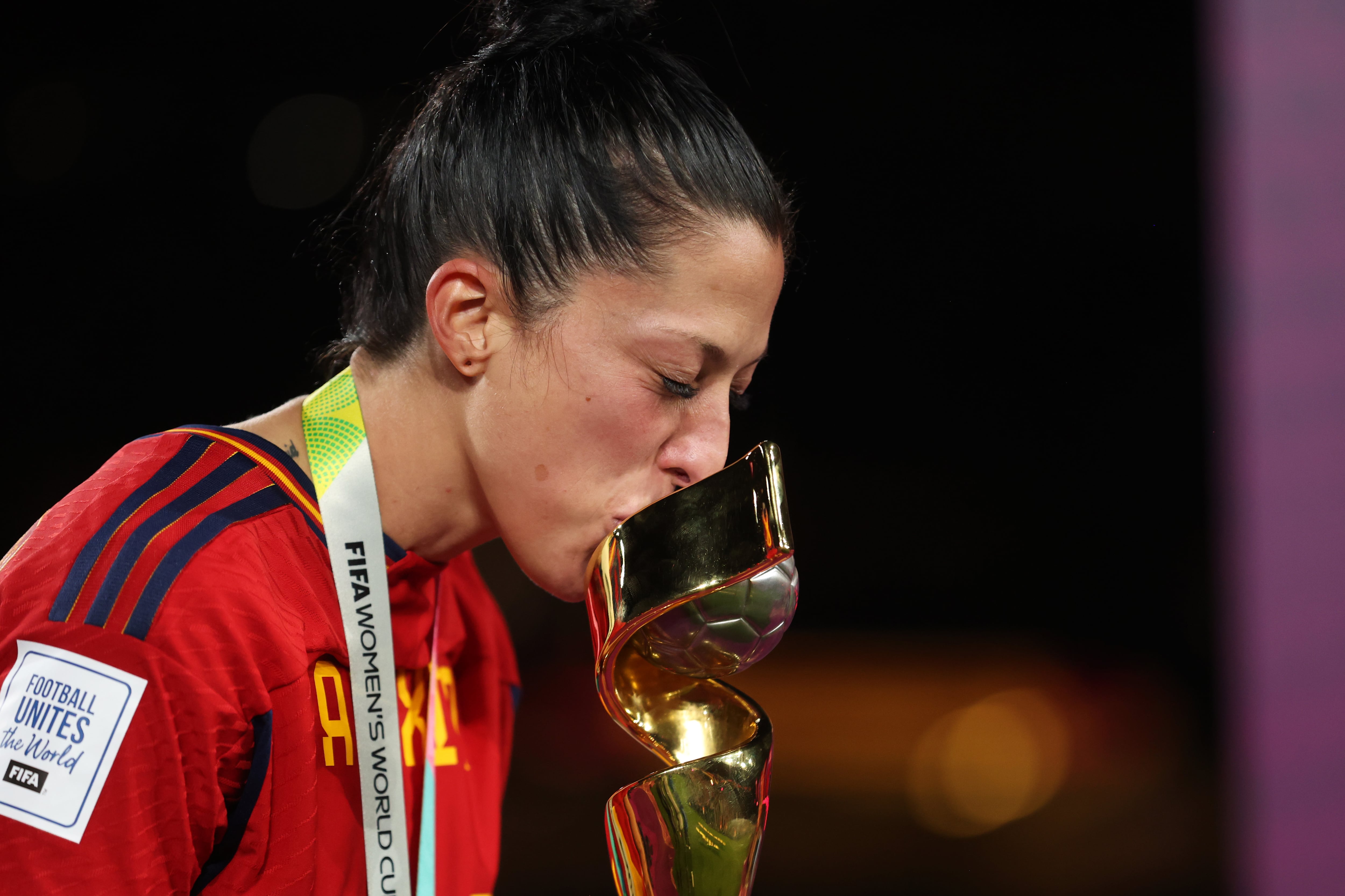 Jenni Hermoso besa el trofeo del Mundial tras imponerse a Inglaterra en la final. (Photo by Alex Pantling - FIFA/FIFA via Getty Images)