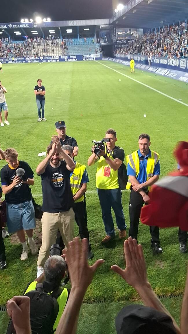 Gerard Piqué celebra amb els aficionats de l'FC Andorra desplaçats a Ponferrada l'ascens a Segona