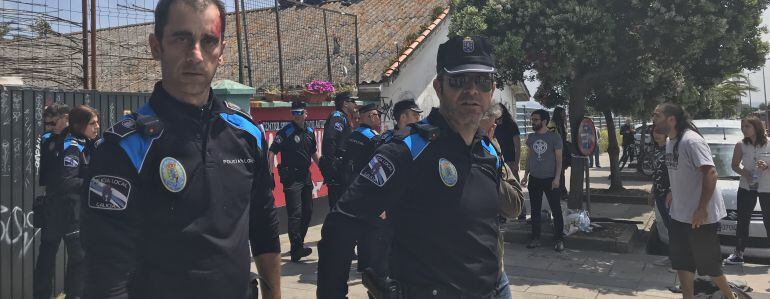 Policías locales frente a la Insumisa