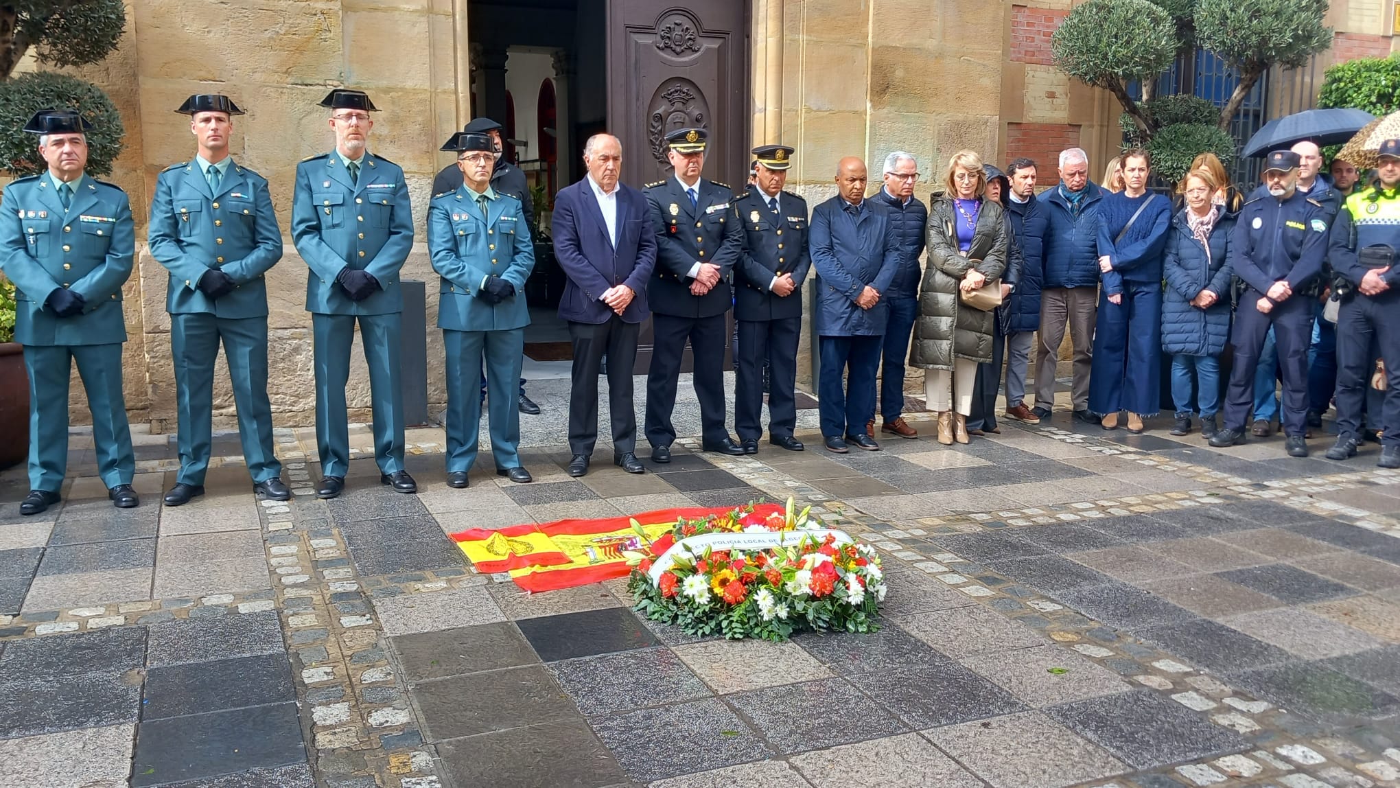 Concentración en el Ayuntamiento de Algeciras por la muerte de dos guardias civiles