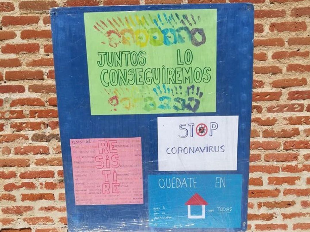 Carteles de ánimo que se pueden ver en la Biblioteca de La Seca