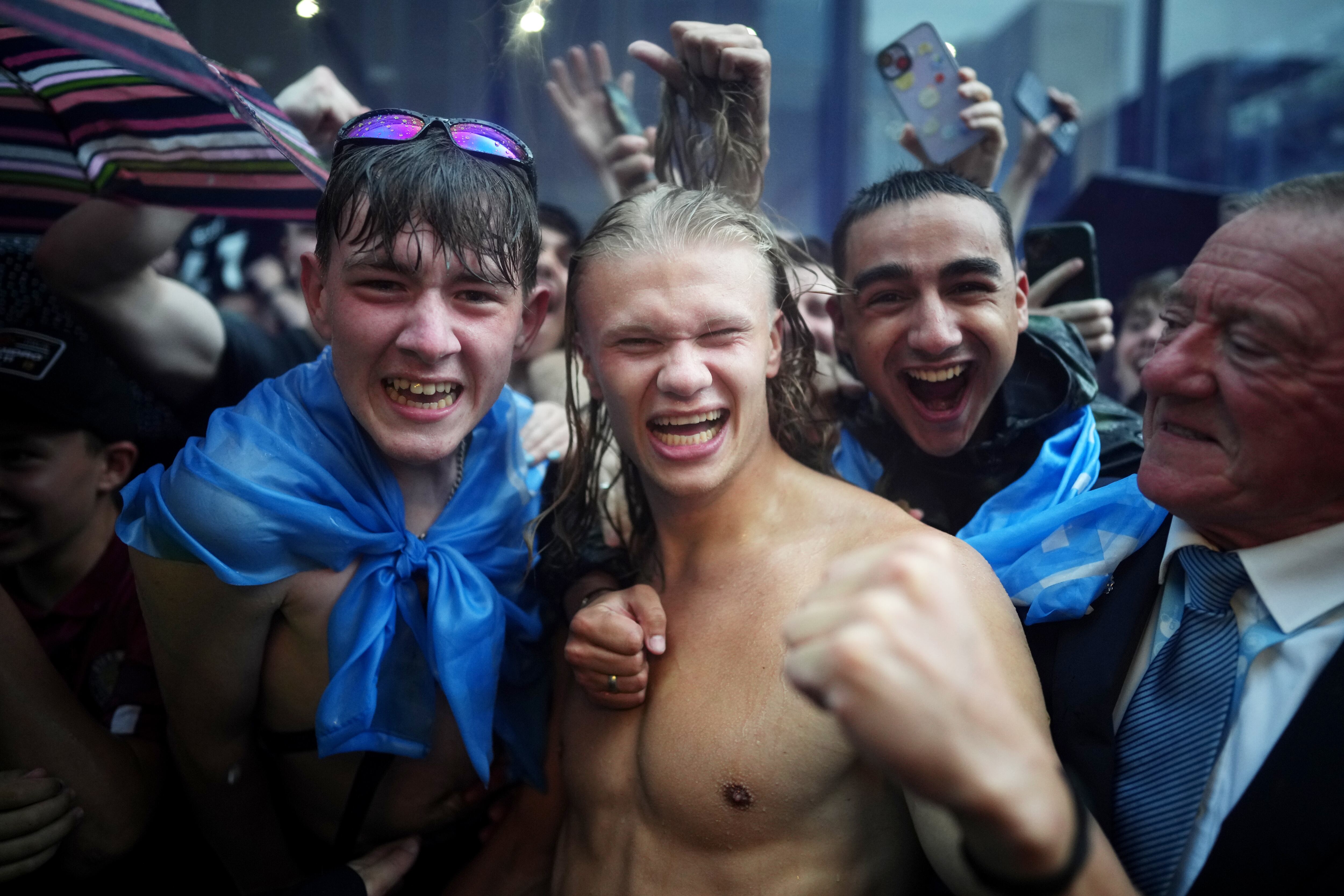 Haaland posa para una foto con aficionados, durante una de las celebraciones del City.