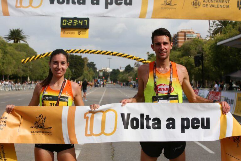 Nacho Giménez y María Ureña, ganadores de la Volta a Peu a València (Foto: https://www.valenciaciudaddelrunning.com)