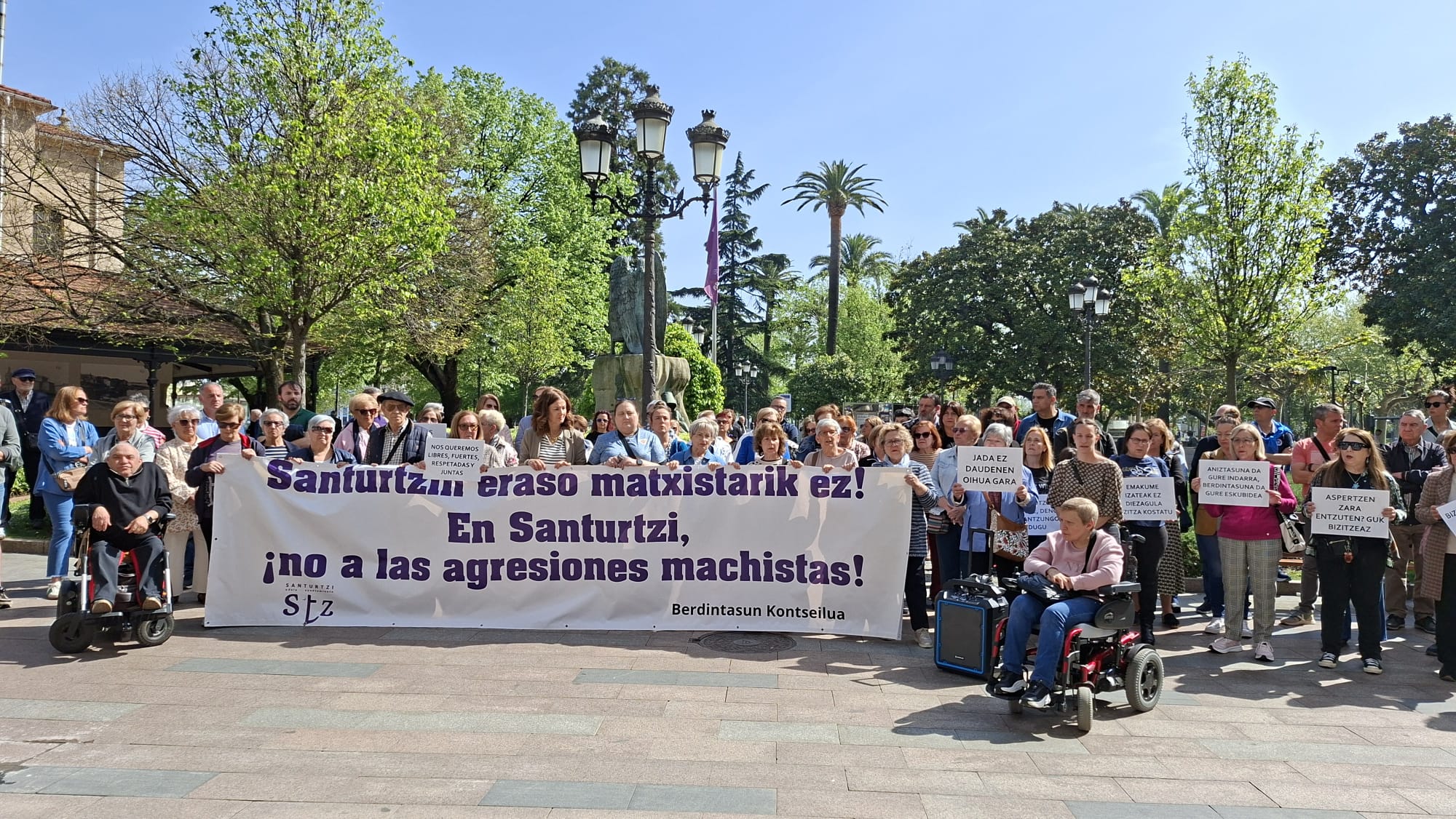 Concentración en Santurtzi para denunciar la agresión sexual a una joven de 19 años. / Daniel Rivera