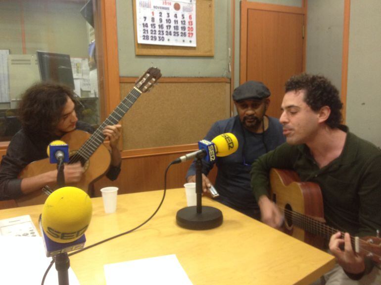 Scott Mclain, Julio y Carlos León