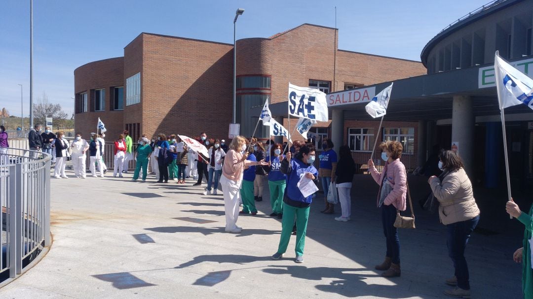 Concentración de los Técnicos en Cuidados de Enfermería a las puertas del Hospital de Segovia