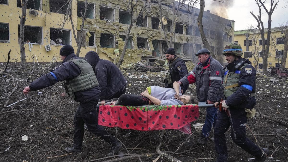 Irina Kalinina es evacuada después del bombardeo del hospital de Mariúpol en marzo de 2022