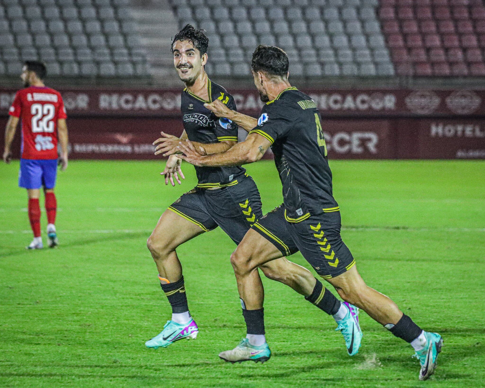 Oriol Soldevila celebra su gol junto a Undabarrena