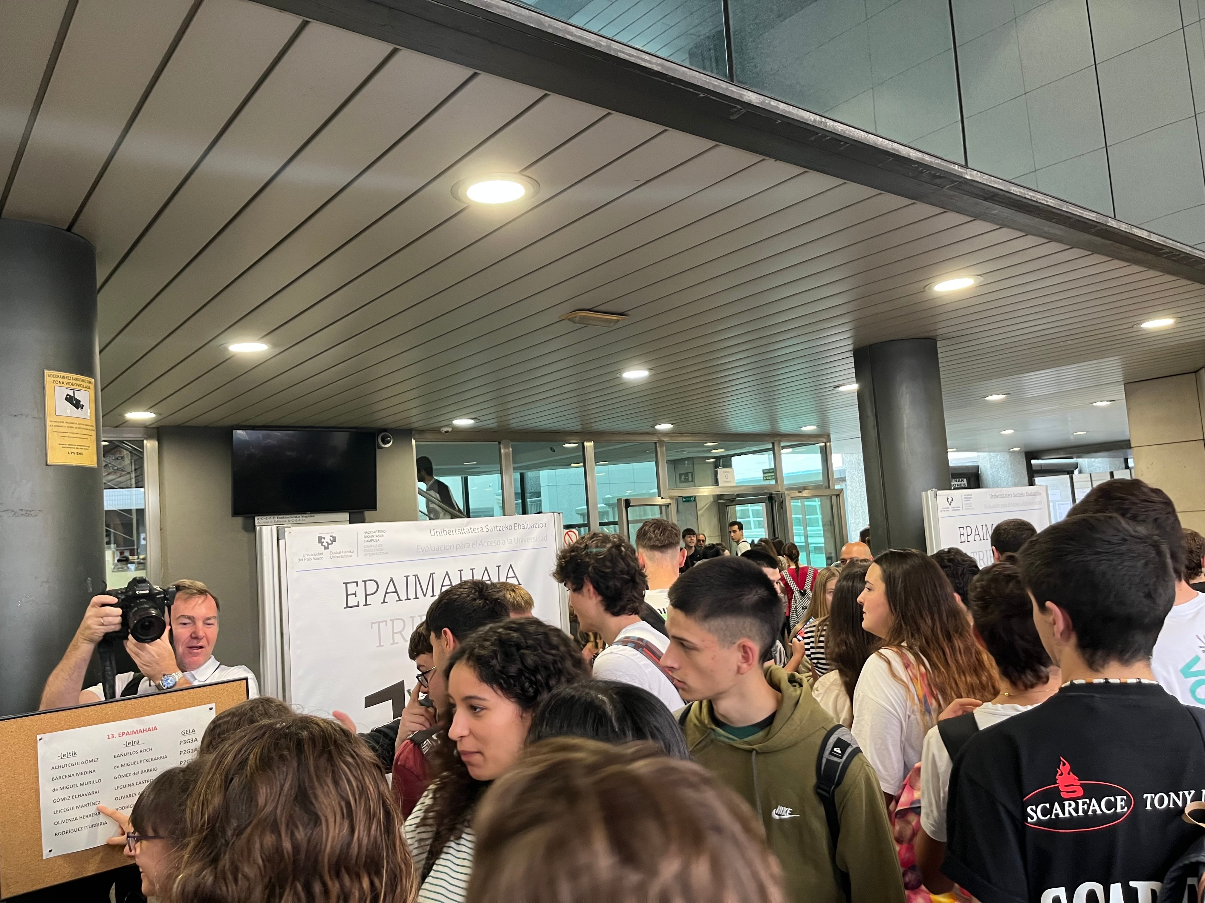 Alumnas y alumnos entrando a hacer el examen de la EBAU en la Escuela de Ingenieros de Bilbao.