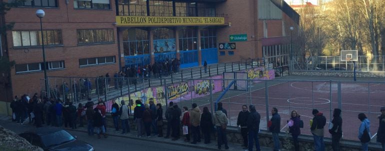 La cola ha llegado hasta la rotonda de la calle Colón.