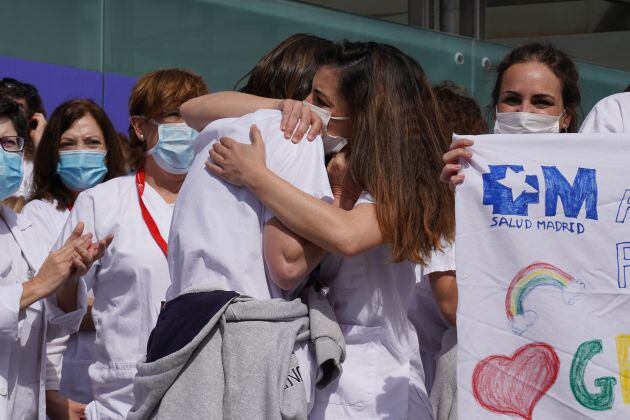 El personal sanitario que ha trabajado en Ifema estos días, se despide al cerrar el hospital de emergencia