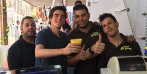 Nuestro becario, Pablo Zuazo, entre los miembros del chiringuito "Mojitos Bryan"