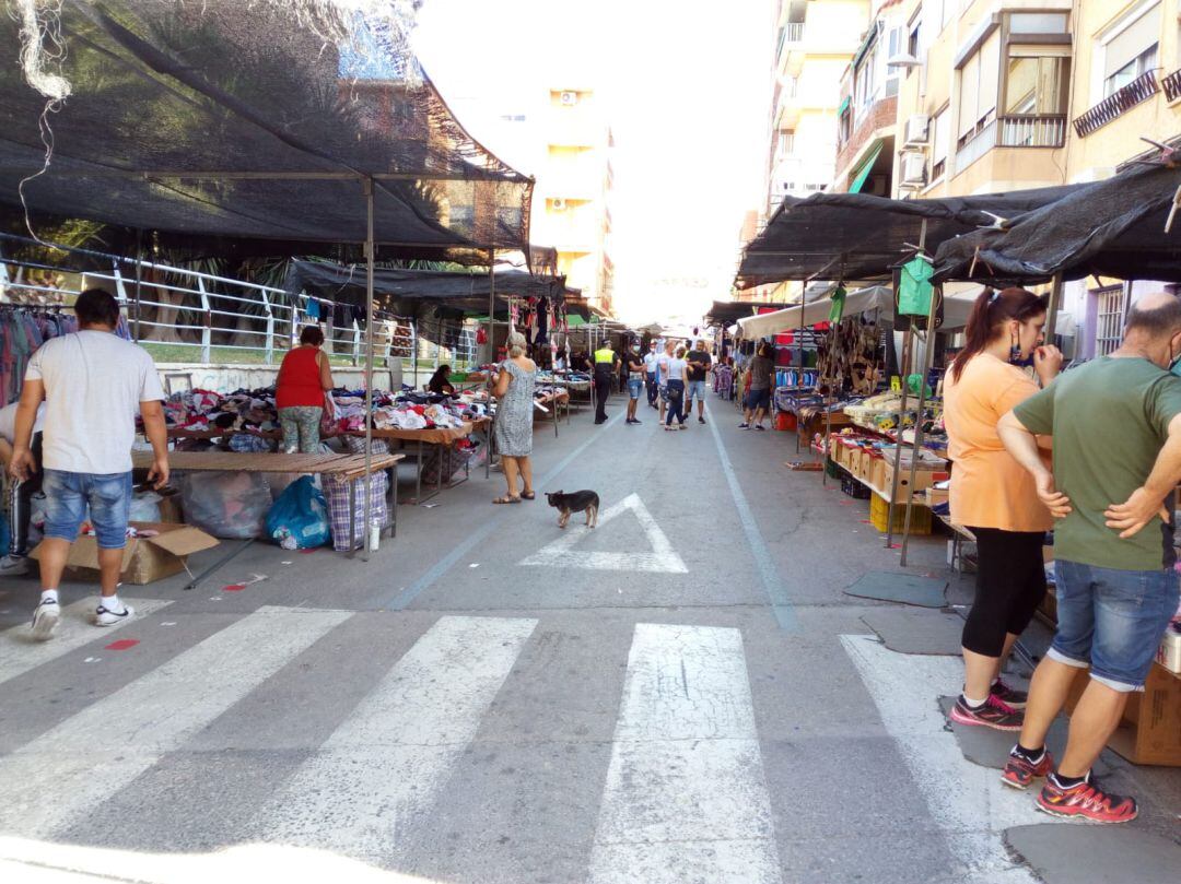 Mercadillo en la calle Jaime Balmes de Elda 