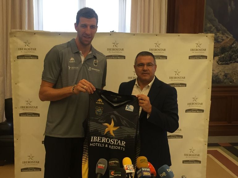 El pívot Fran Vázquez en su presentación con el Iberostar Tenerife