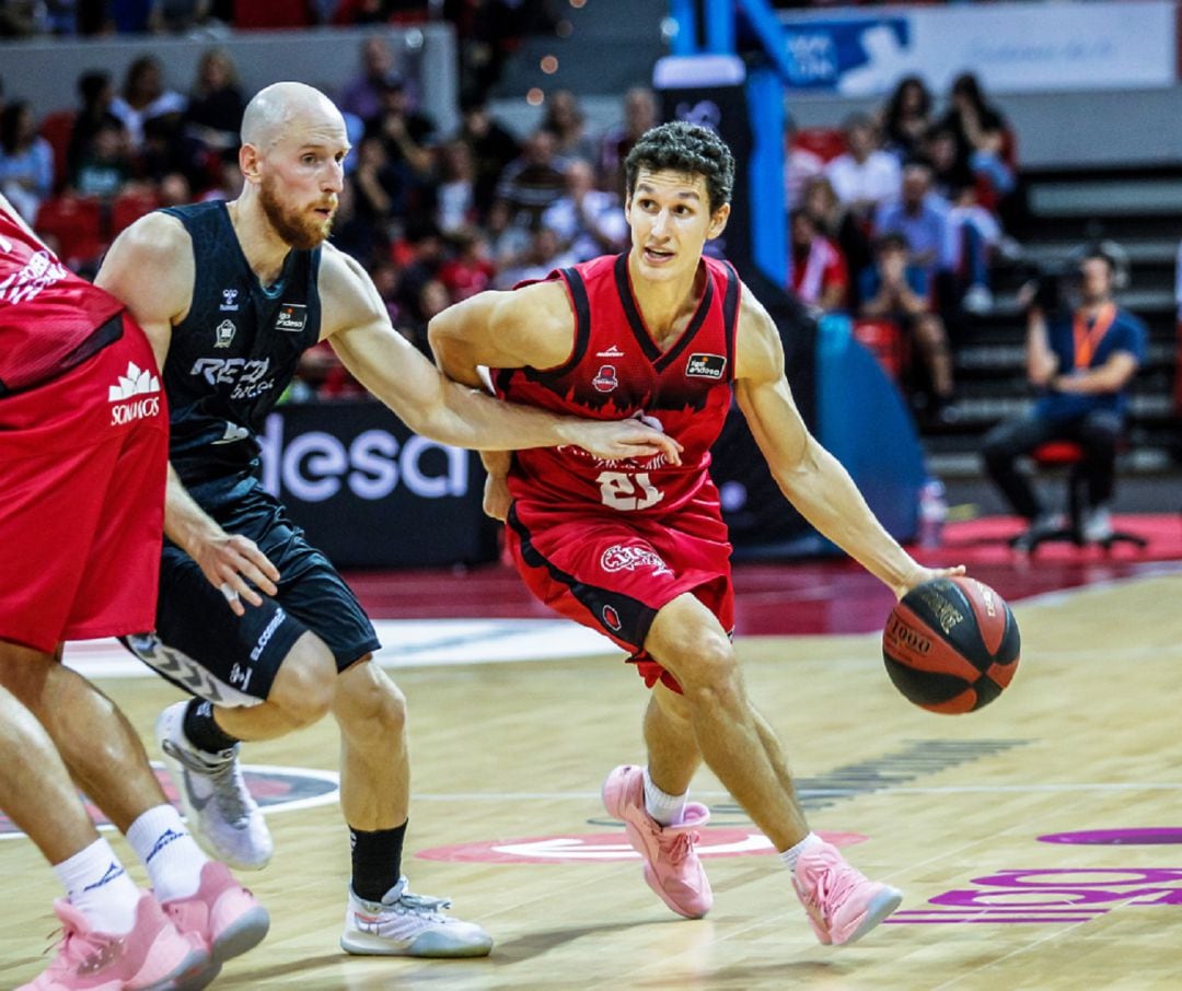 Rodrigo San Miguel conduce el balón en un partido ante Bilbao Basket