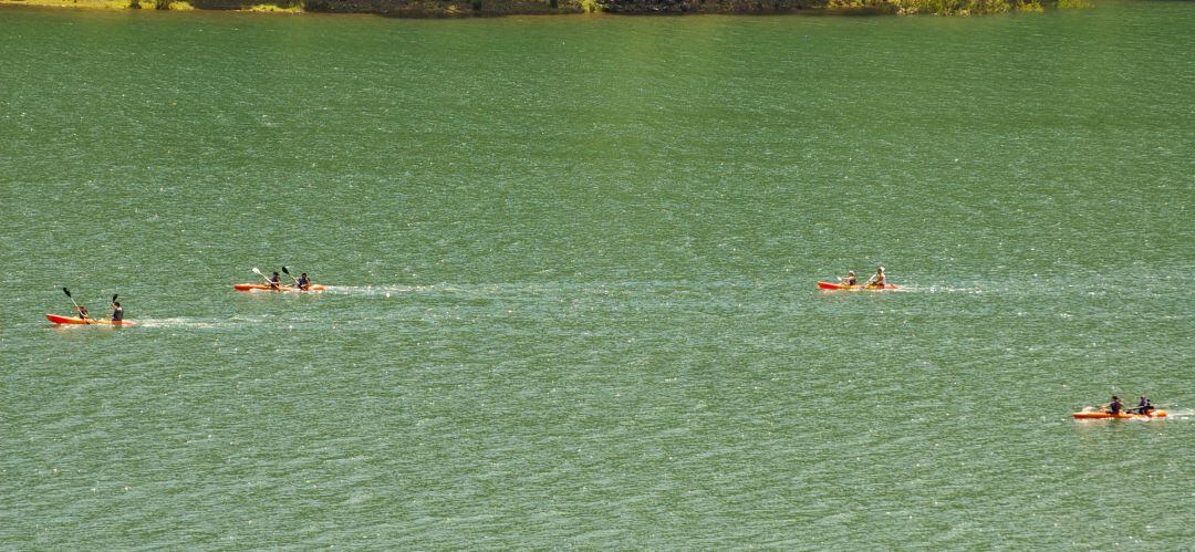 Actividades deportivas en un pantano de la provincia de Jaén.