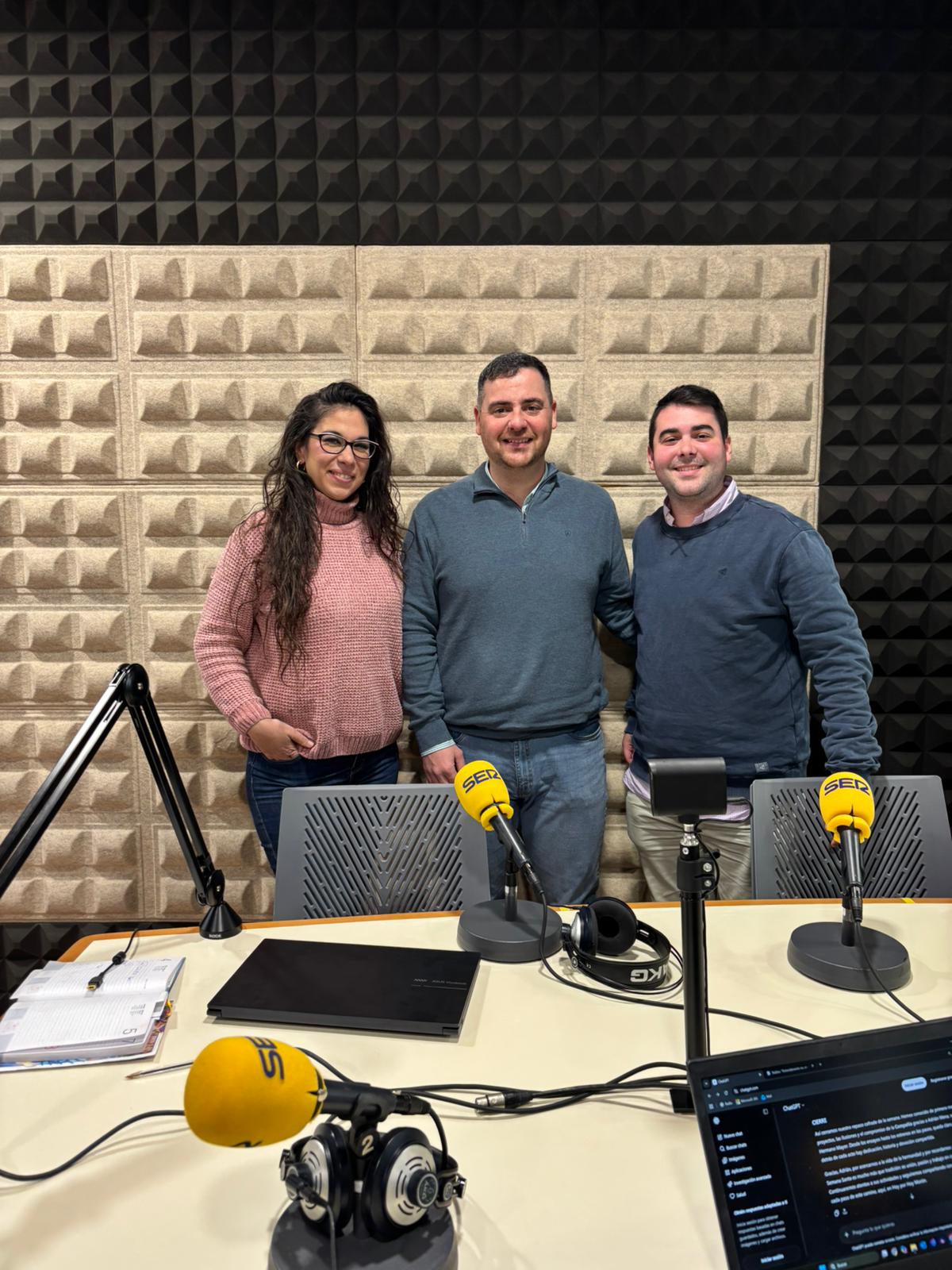 Adrián Mena, Hermano Mayor de la Hermandad de la Santa Cruz visita los estudios de Radio Morón.