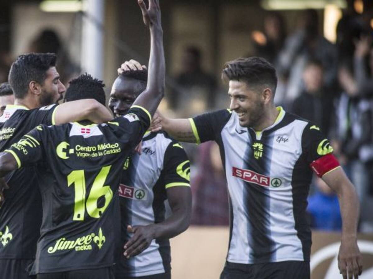 El Efesé sufre para mantener el liderato ante el descendido Lorca Deportiva (2-0)